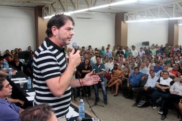 O ex-governador Cid Gomes fala aos correligionários durante o encontro de ontem