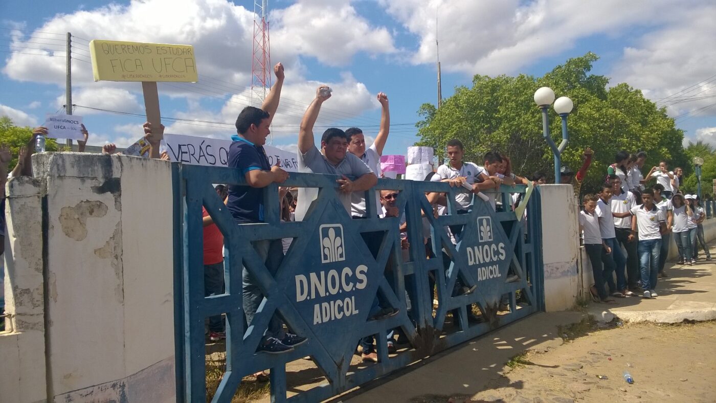Estudantes em protesto na sede do DNOCS em Icó solicitando a liberação do terreno para a construçao do campus da UFCA. Foto Jan Messias