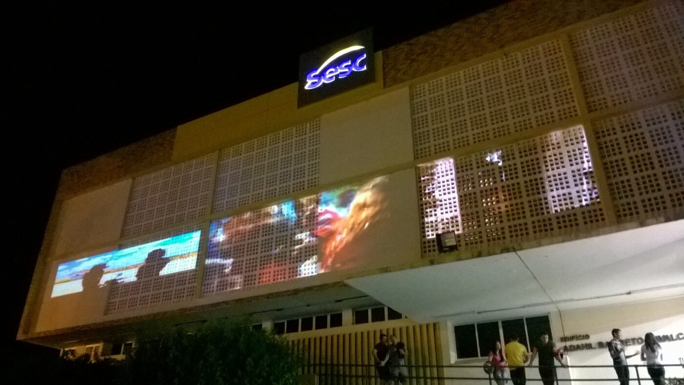 Projeções na fachada do Sesc Iguatu na abertura da V Mostra de Cinema. Foto Jan Messias