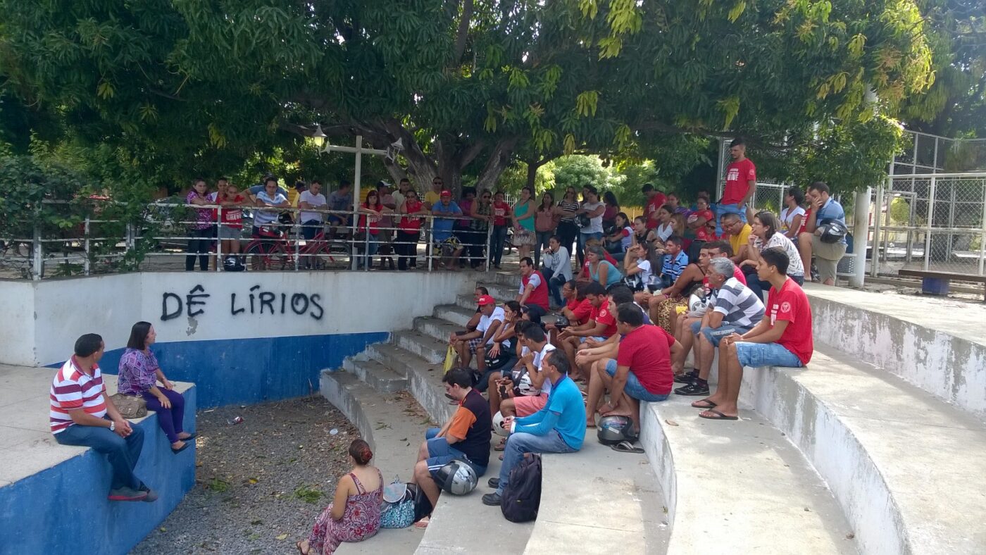 Servidores em reunião para repassar andamentos da greve que já dura mais de 100 dias em Iguatu. Foto Jan Messias