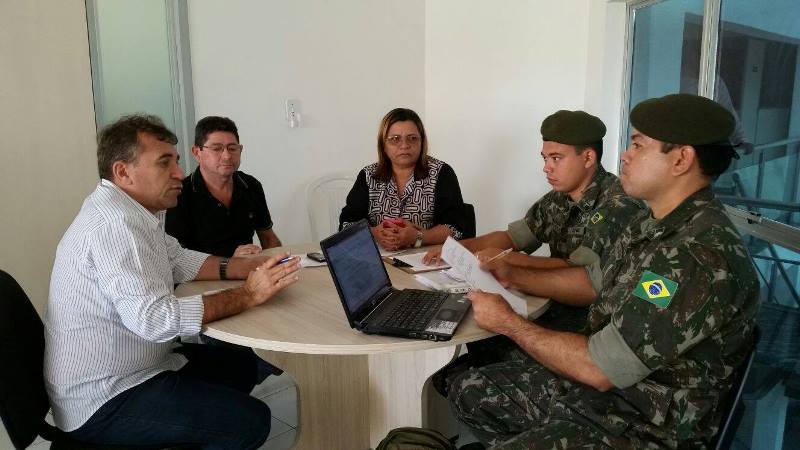 Prefeito Aderilo Alcântara assina convênio com Exército para abastecimento de água na zona rural de Iguatu