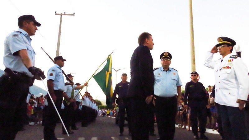 O prefeito Aderilo Alcântara cumprimenta o Major Nijair Araújo e o Tenente Arquenio Braga em forma com a tropa. Foto Jan Messias