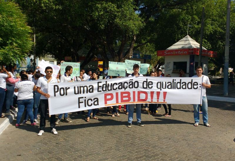 Alunos da Fecli marcham pelas ruas em defesa da educação e Iguatu