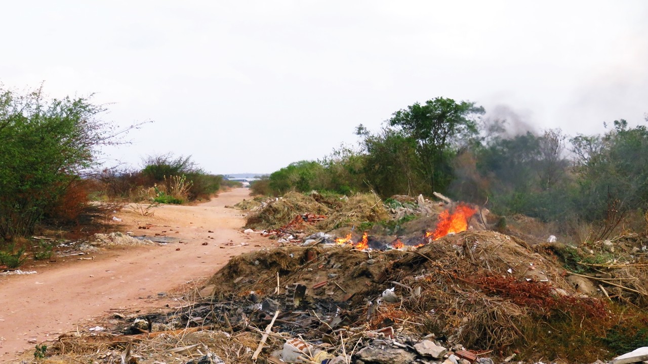 Lixo acumulado nas margens de estrada em Iguatu