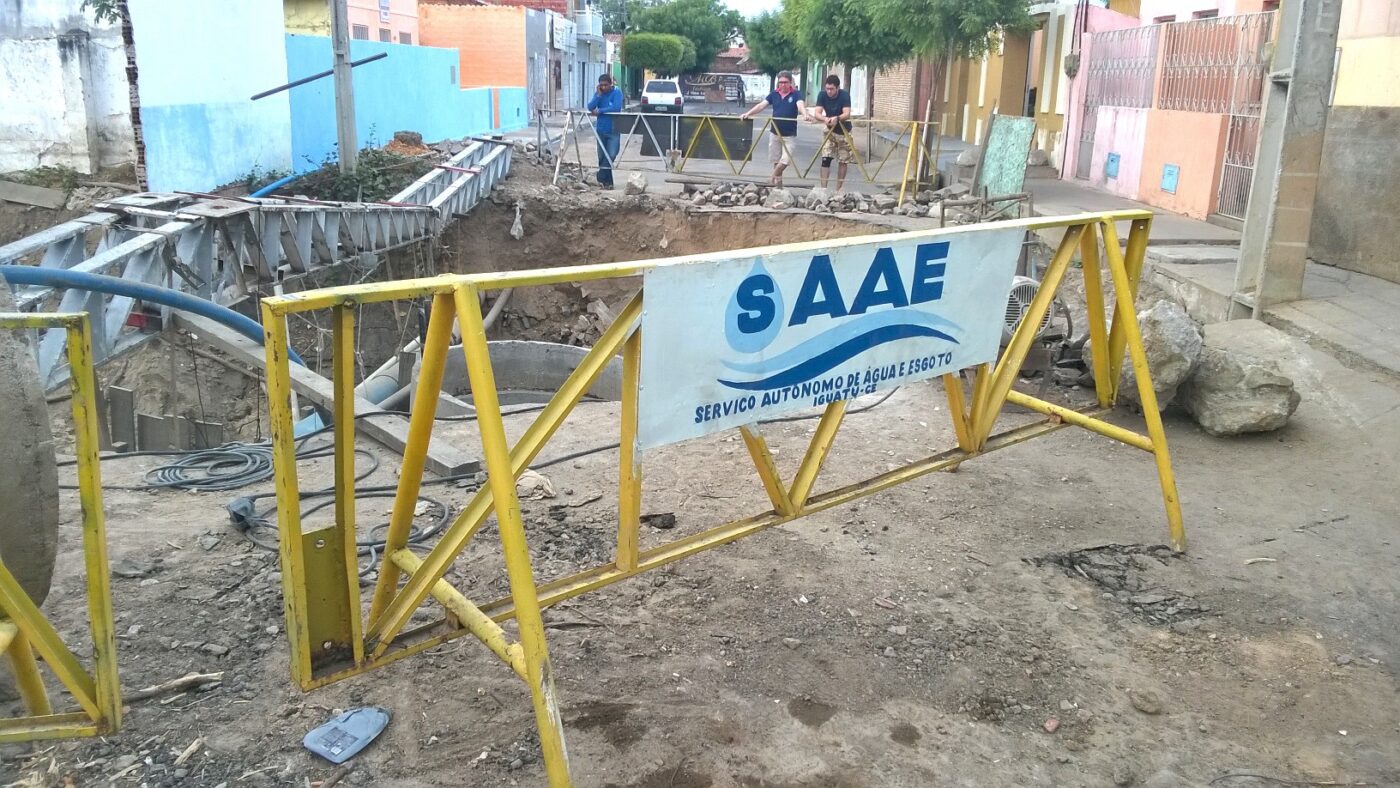 Obra inacabada do SAAE gera Cratera que toma toda a rua Professor João Coelho, em Iguatu.