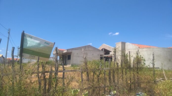 Apesar do alto orçamento, a obra encontra-se parada e as cercas que a rodeavam foram derrubadas, sendo de fácil acesso