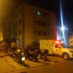 Criança morta e mãe desmaiada foram achados por vizinhos dentro de apartamento na parte alta de Maceió; mulher foi indiciada por homicídio — Foto: Carolina Sanches/ G1