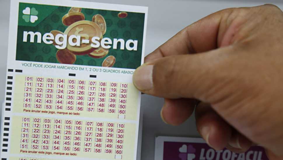Mega-Sena acumula pela sexta vez e pode pagar R$ 187 milhões no sábado -  16/12/2015 - UOL Notícias
