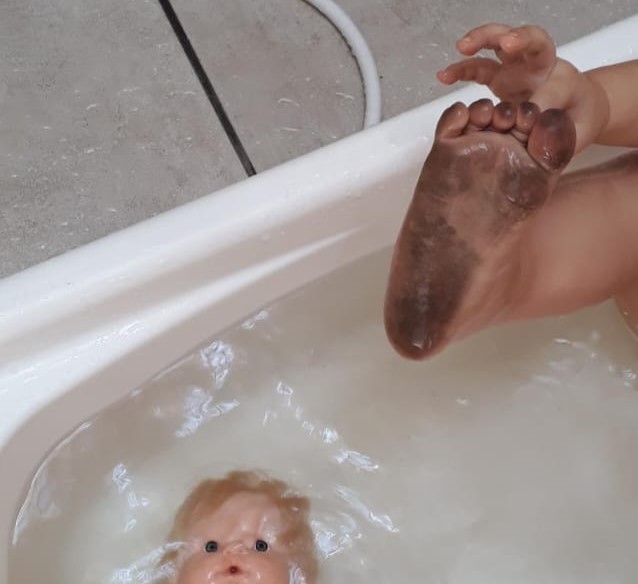 Imagem enviada por moradora mostra fuligem escura acumulada na sola do pé de criança após brincar em varanda residencial no bairro Esplendor. Origem do material não foi confirmada por análise técnica.