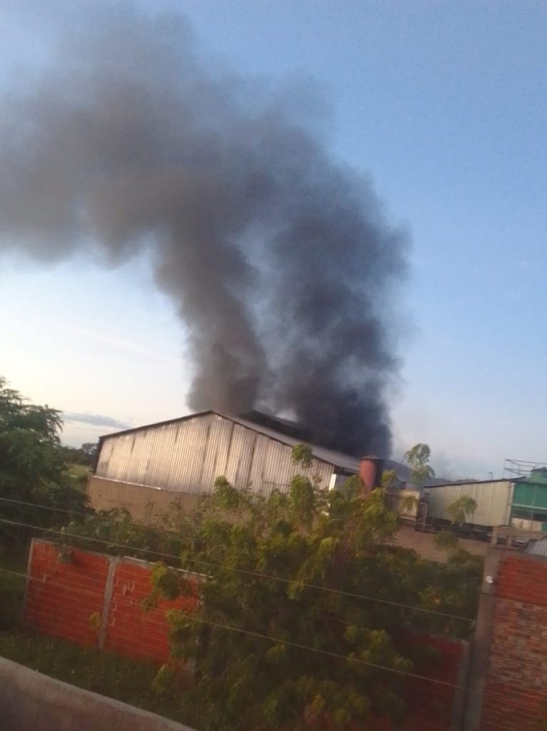 Fumaça expelida pela fábrica durante funcionamento. A fundição trabalha 24 horas.